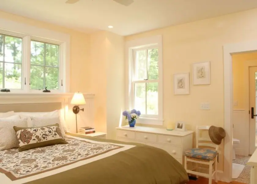 Cat Tembok Warna Cream di Kamar Tidur